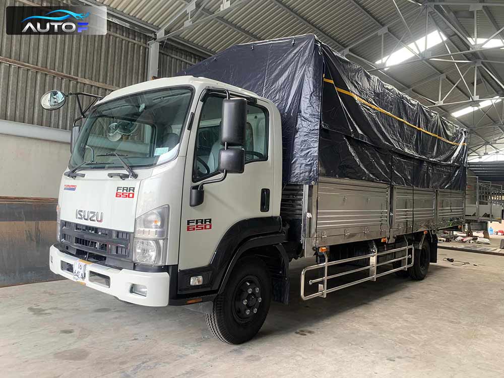 Xe tải Isuzu FRR 650 thùng bạt 6.5 tấn dài 6.7 mét
